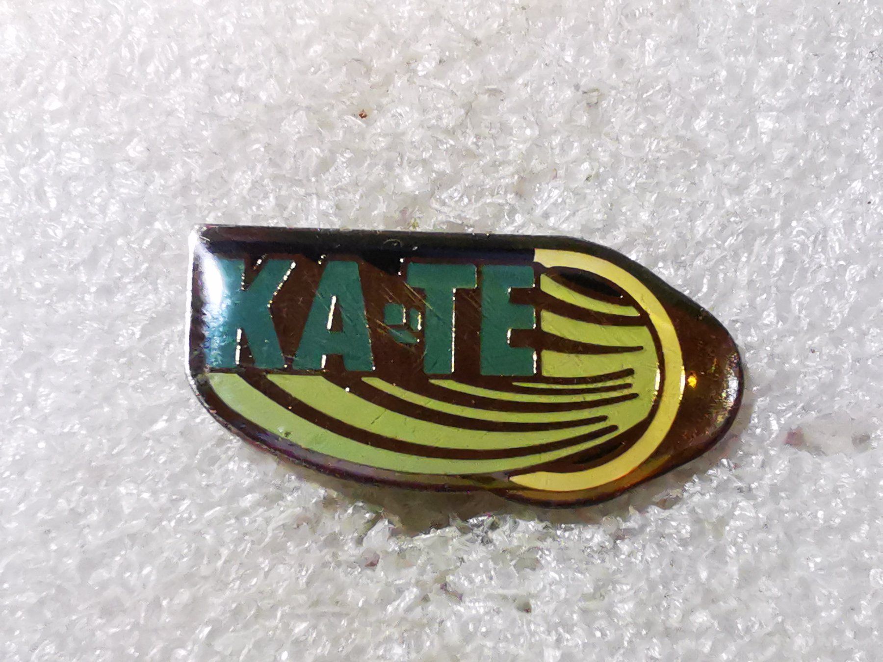 Placchette & Badge: Ansteckpin 94: KA-TE – Usato da Oppligen venduto da Pin-Fall-Shop