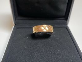 CHANNEL Matelassé Ring 18K Gelbgold Grösse 54