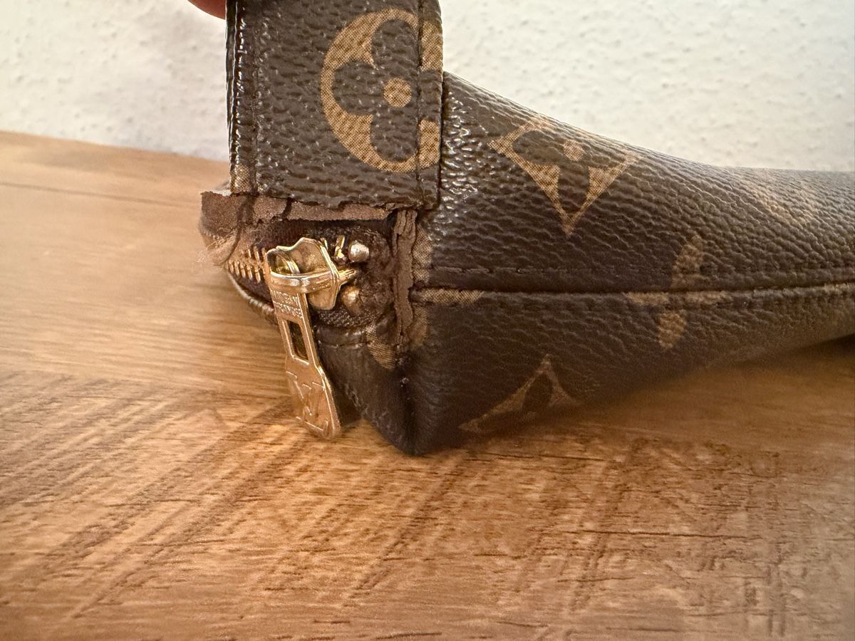 Louis Vuitton Astucci : Trousse Louis Vuitton monogramme état usagé visible – Usato da Brügg BE venduto da Goob 3