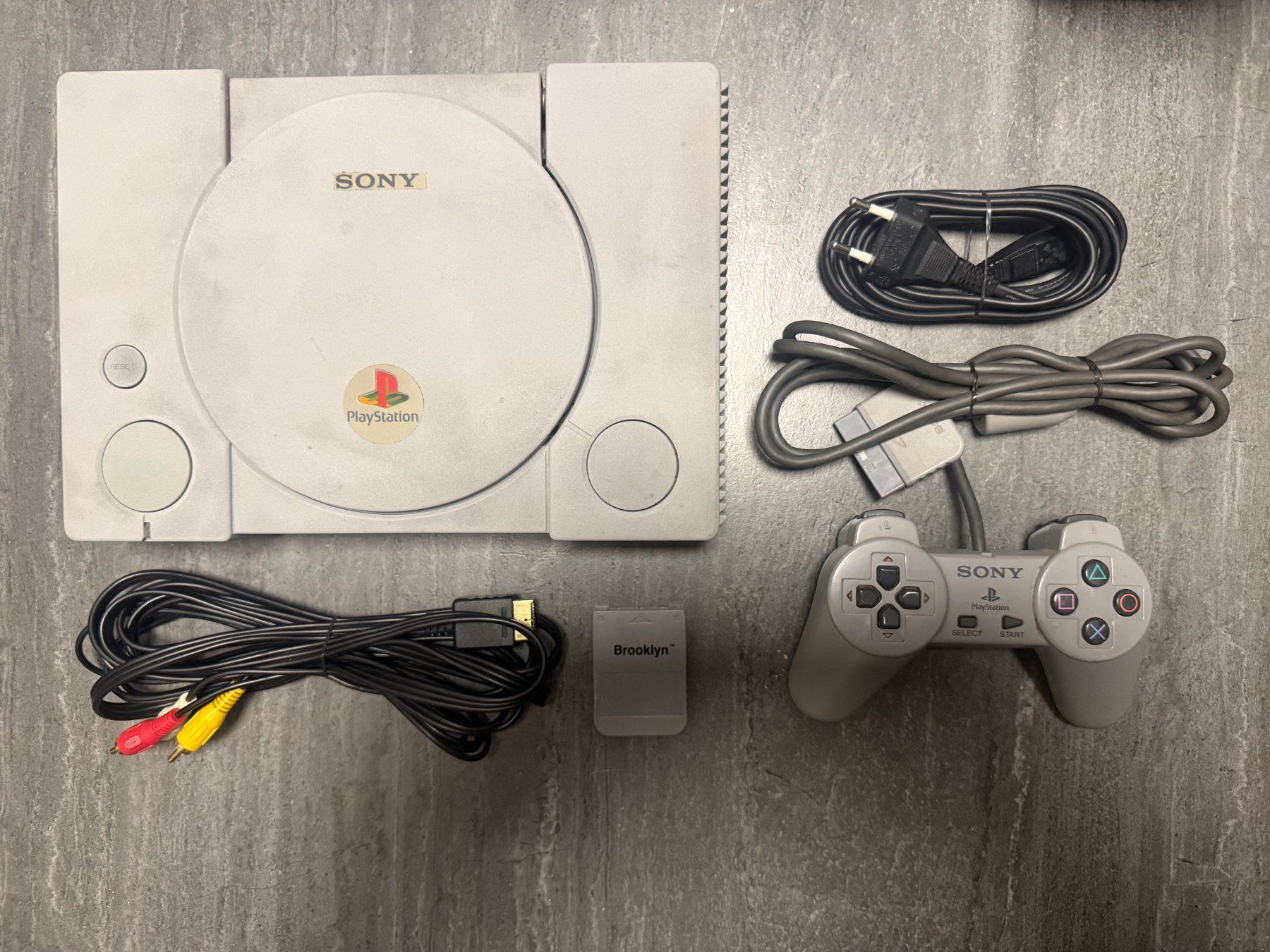 Sony Consoles: Console Sony Playstation 1 - PS1 – D'occasion à Pont-de-la-Morge par Darfal
