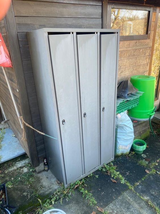 Metall Spind Schrank (Gebraucht) in Zuoz für CHF 1 – nur Abholung auf ...