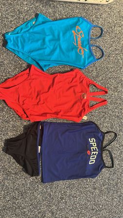 3 stk. Wie neu 2xTankini Speedo/1xAdidas Badeanzüg 146/152