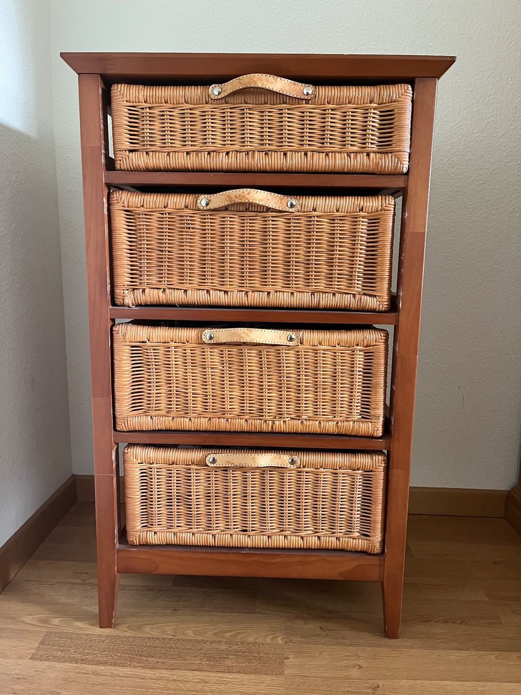 Interio Cassettiere: Kommode mit 4 Rattankörben braun Holzgestell – Usato da Meilen venduto da Mofline