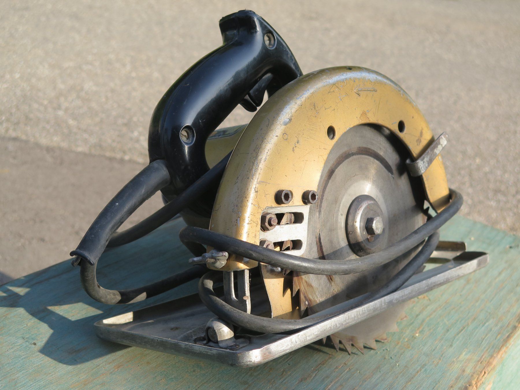 Sägen: Hand Kreissäge 220 Volt von Black & Decker – Gebraucht aus Rümligen von StefanDerendinger