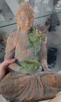Buddha Figur mit Pflanzen Dekoration gebraucht