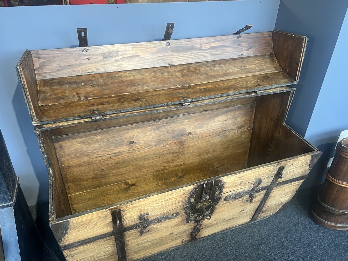 Cassapanche: Barocke Bogentruhe Herrschaftlich – Usato da Gossau SG venduto da Keller-Antiques 3