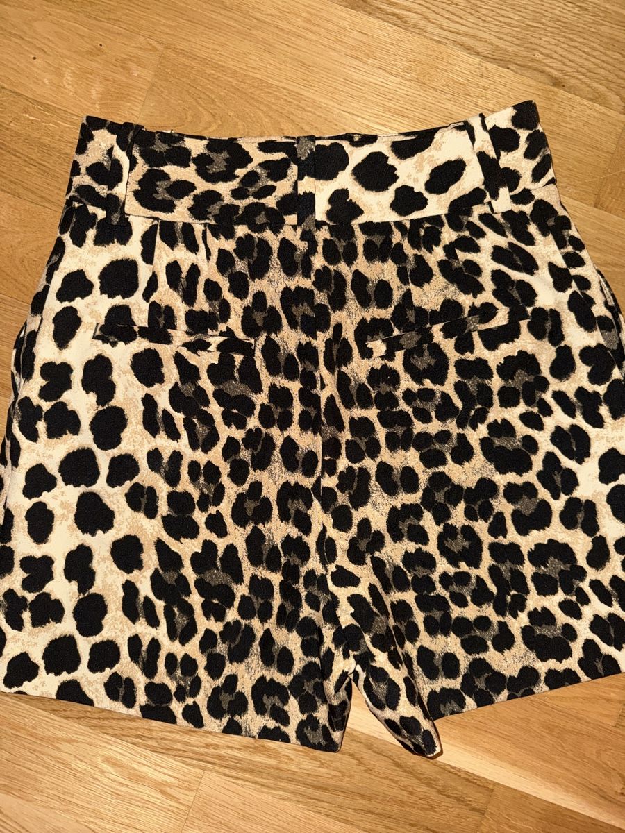 Zara Pantaloni: Zara Leoprint Shorts – Nuovo (secondo la descrizione) da Zürich venduto da Koller.S 2