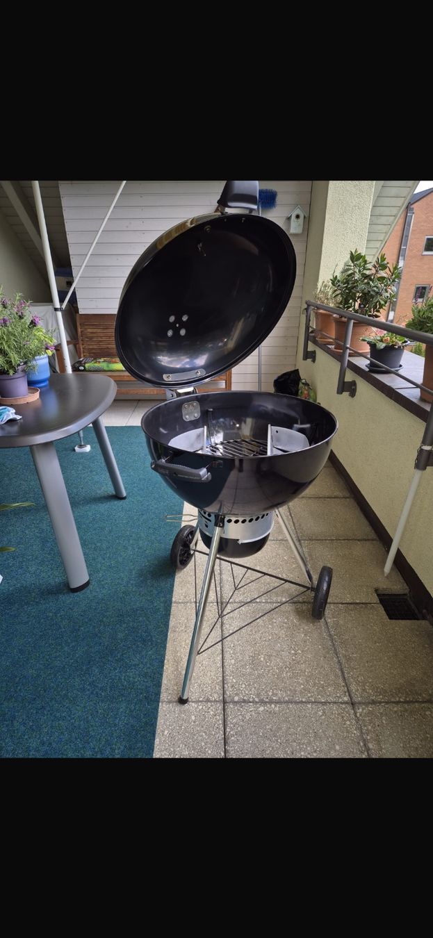 Weber Griglie: Weber Holzkohlegrill Master-Touch Premium – Nuovo (secondo la descrizione) da Oberengstringen venduto da Souwaff 1