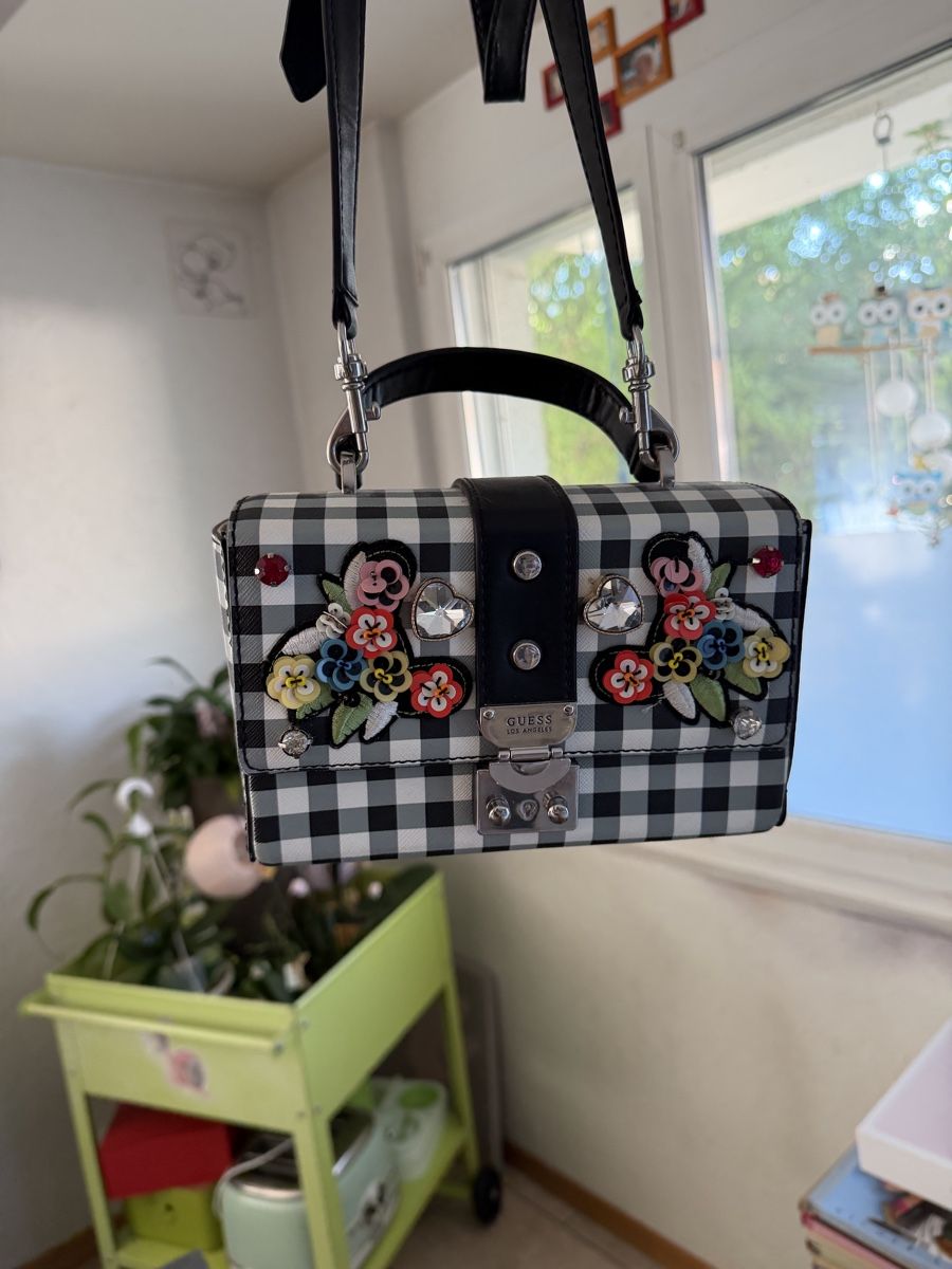Guess Sacs femmes: Sac à main Guess à carreaux – D'occasion à Granges VS par Oliviaaaaaa 3