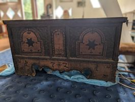 Antike Truhe von 1721, bemalt, restaurierungsbedürftig, Holz
