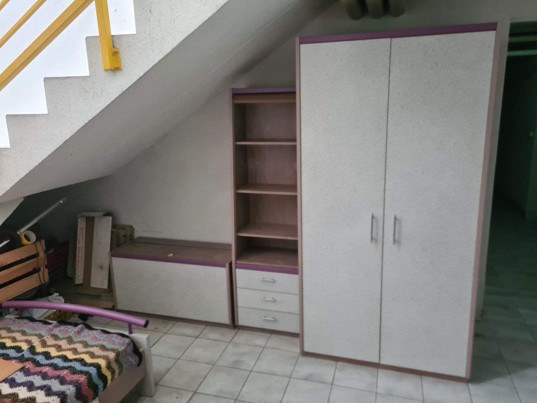 Schränke: Ensemble chambre meuble gris et violet 6 piéces – Gebraucht aus Monthey von 187-zeroo 2