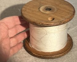Ancienne grosse bobine en bois, des soieries de Lyon