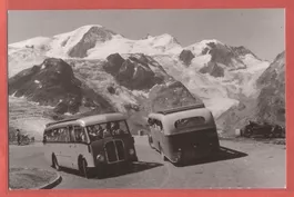 Saurer Postautos auf Pass-Strasse - Fotokarte Gyger ca. 1945
