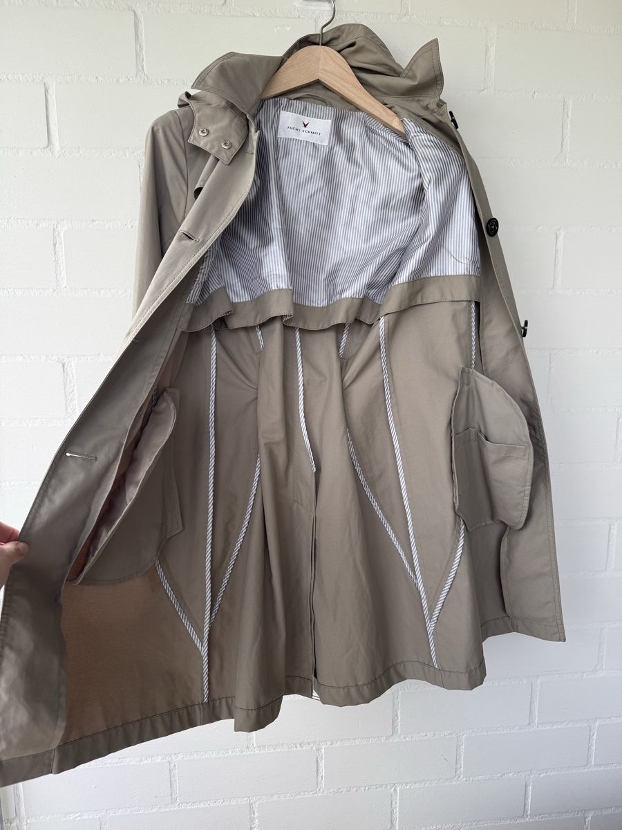 Fuchs Schmitt Cappotti: FUCHS SCHMITT Trenchcoat olive-grau Gr. 34 NEU!! – Nuovo (secondo la descrizione) da Brütten venduto da Rod816 7