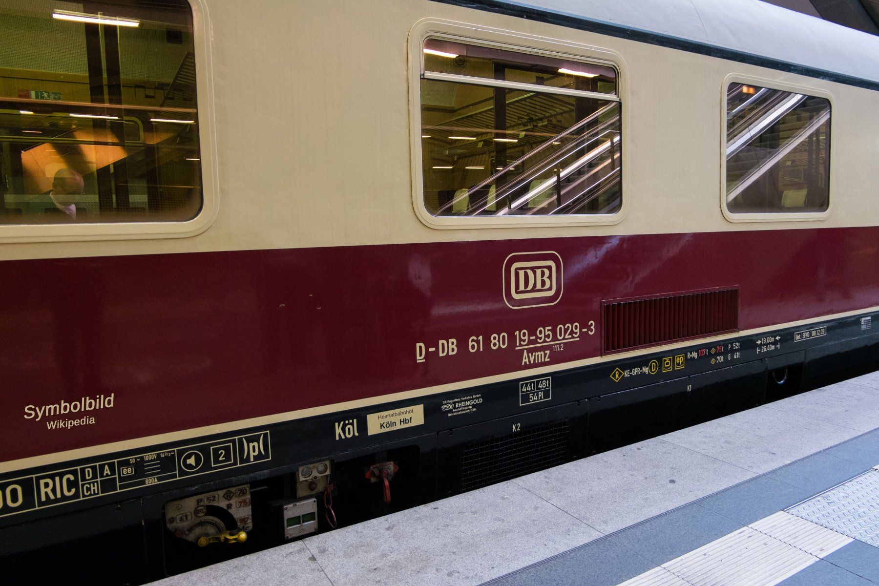 Arnold Modelleisenbahnen: Abteilwagen 1. Klasse, rot-beige (Referenz-Nr. A) – Gebraucht aus Aesch BL von diopter