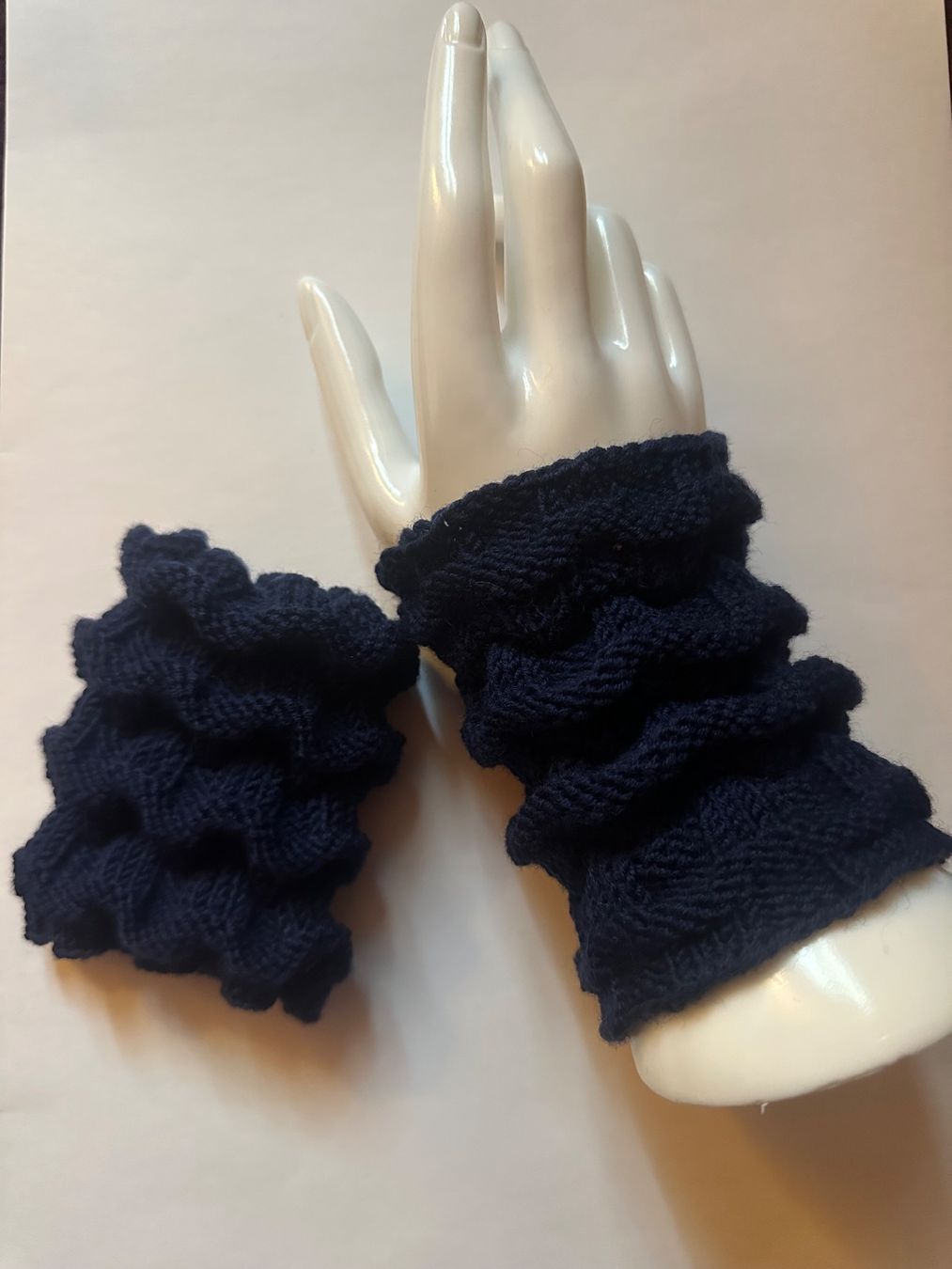 Lana: Pulswärmer handgestrickt dunkelblau – Nuovo e nell'imballaggio originale da Pfäffikon ZH venduto da Suribu