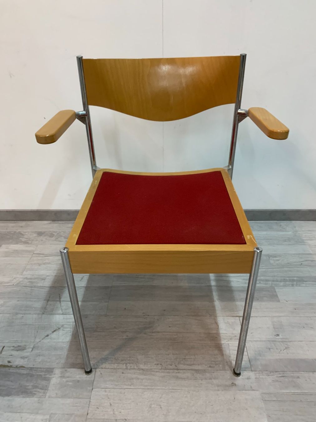 Horgen Glarus Sedie: Stapelstuhl von Horgenglarus mit roter Sitzfläche – Usato da Zürich venduto da ZuercherBrockenhaus 2