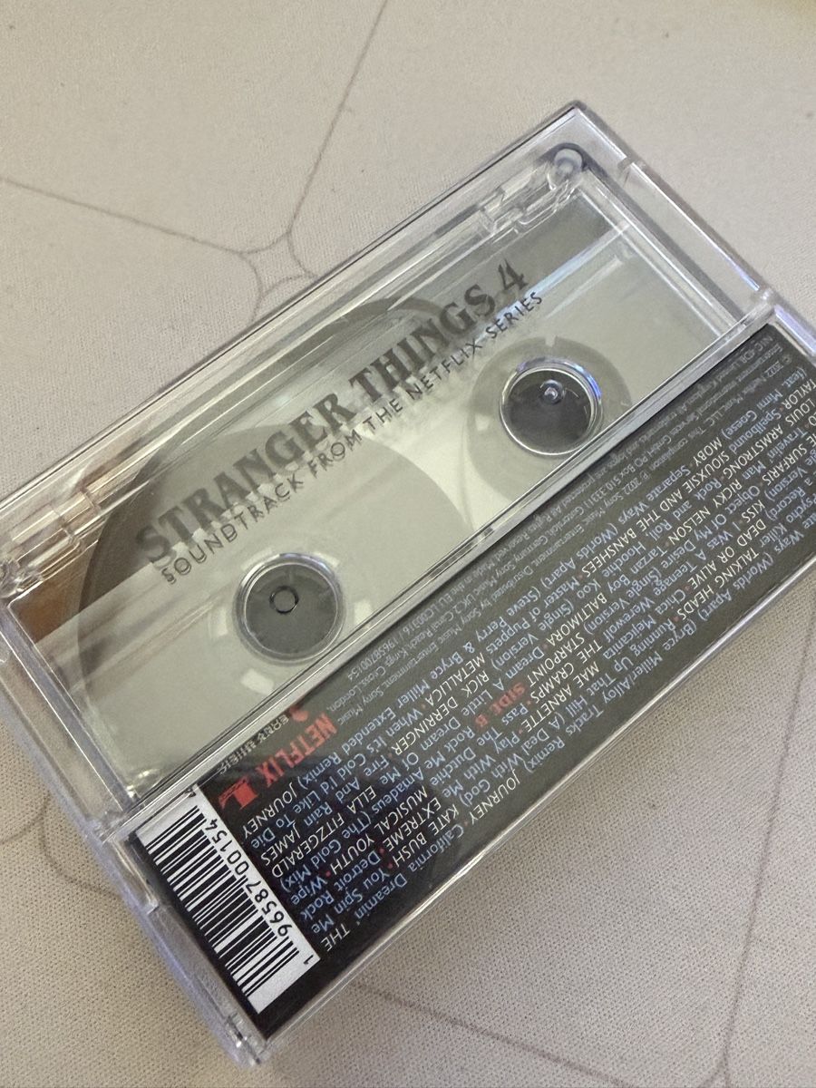 Kompaktkassetten: Stranger Things 4 Soundtrack Kassette – Neu (gemäss Beschreibung) aus Ausserberg von molvin95 1