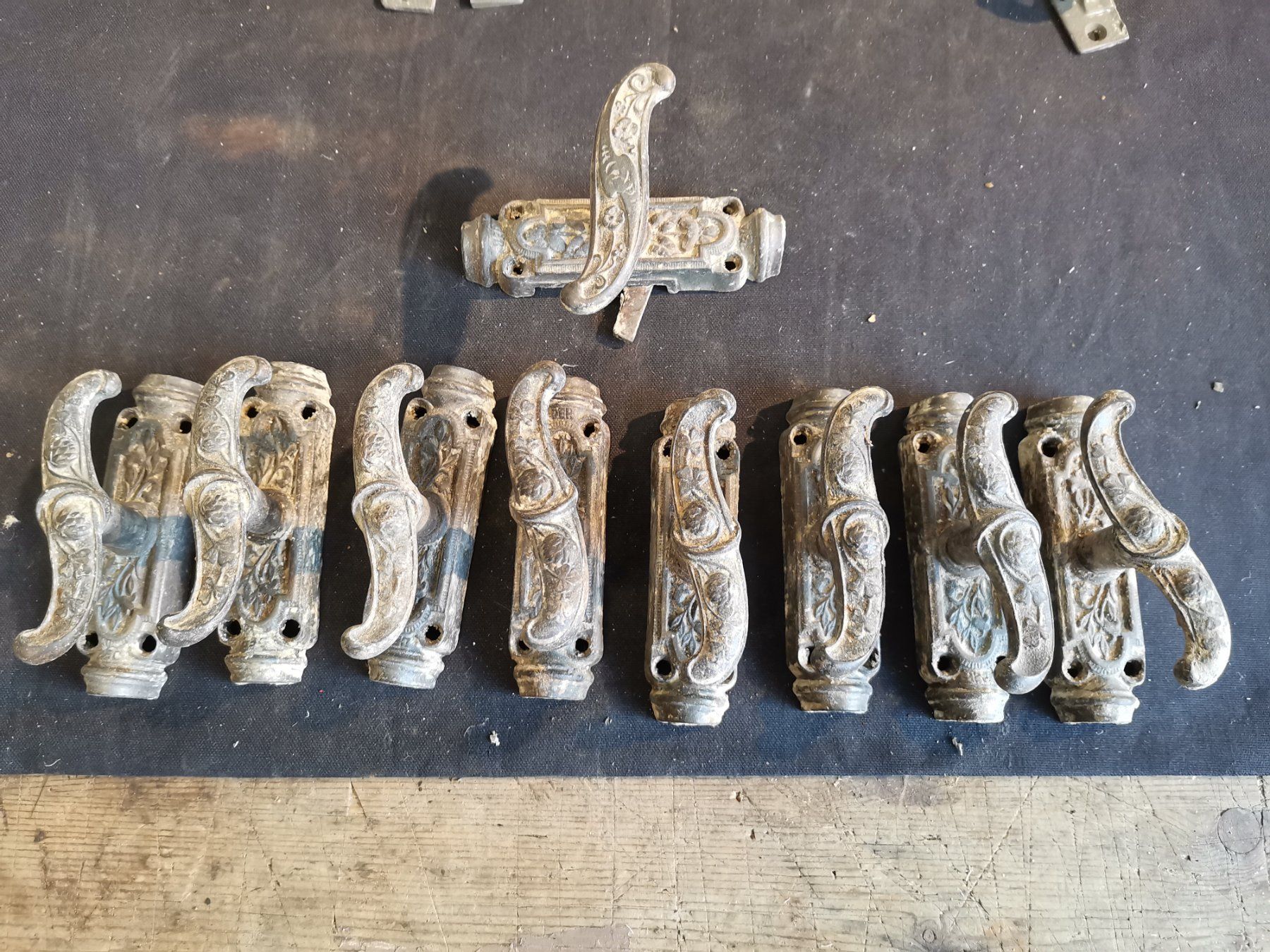 Ferramenta: Antike Fenstergriffe, Alte Fenstergriffe, Antike Griffe, – Usato da Wiedlisbach venduto da materialkreislauf