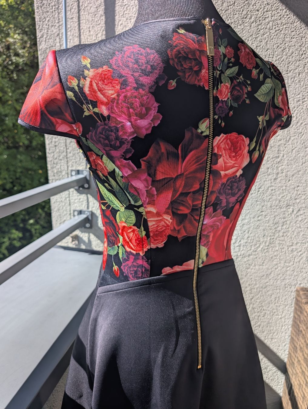 Ted Baker Kleider: Elegantes Ted Baker Kleid mit Rosenmuster – Gebraucht aus Richterswil von Estreja9 1