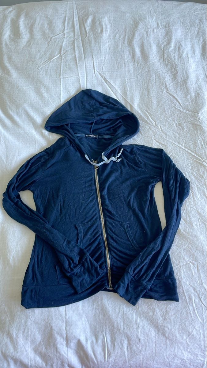 Brandy Melville Pullover & Sweatshirts: Brandy Melville jacket Veste à capuche zippée – Gebraucht aus Cressier NE von leiestla