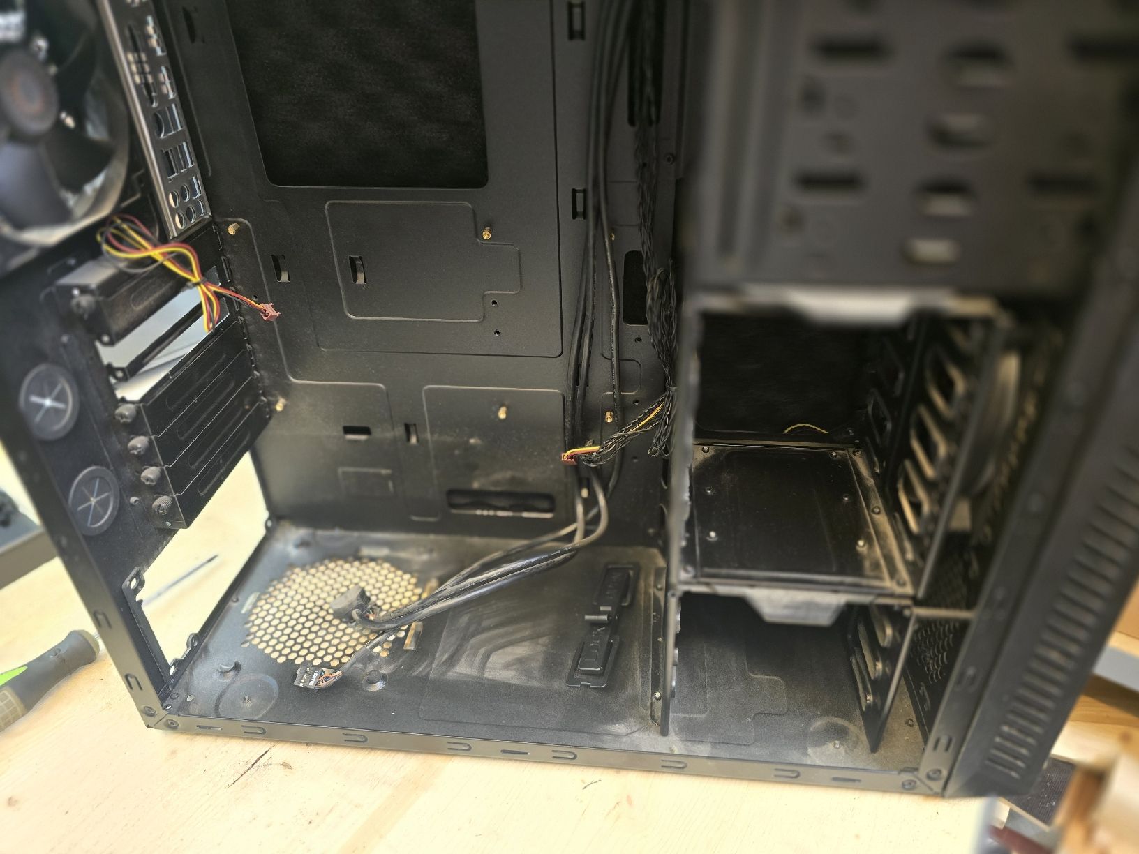 Gehäuse: Cooler Master PC Gehäuse schwarz Miditower gebraucht – Gebraucht aus Täuffelen von Caspersky 5