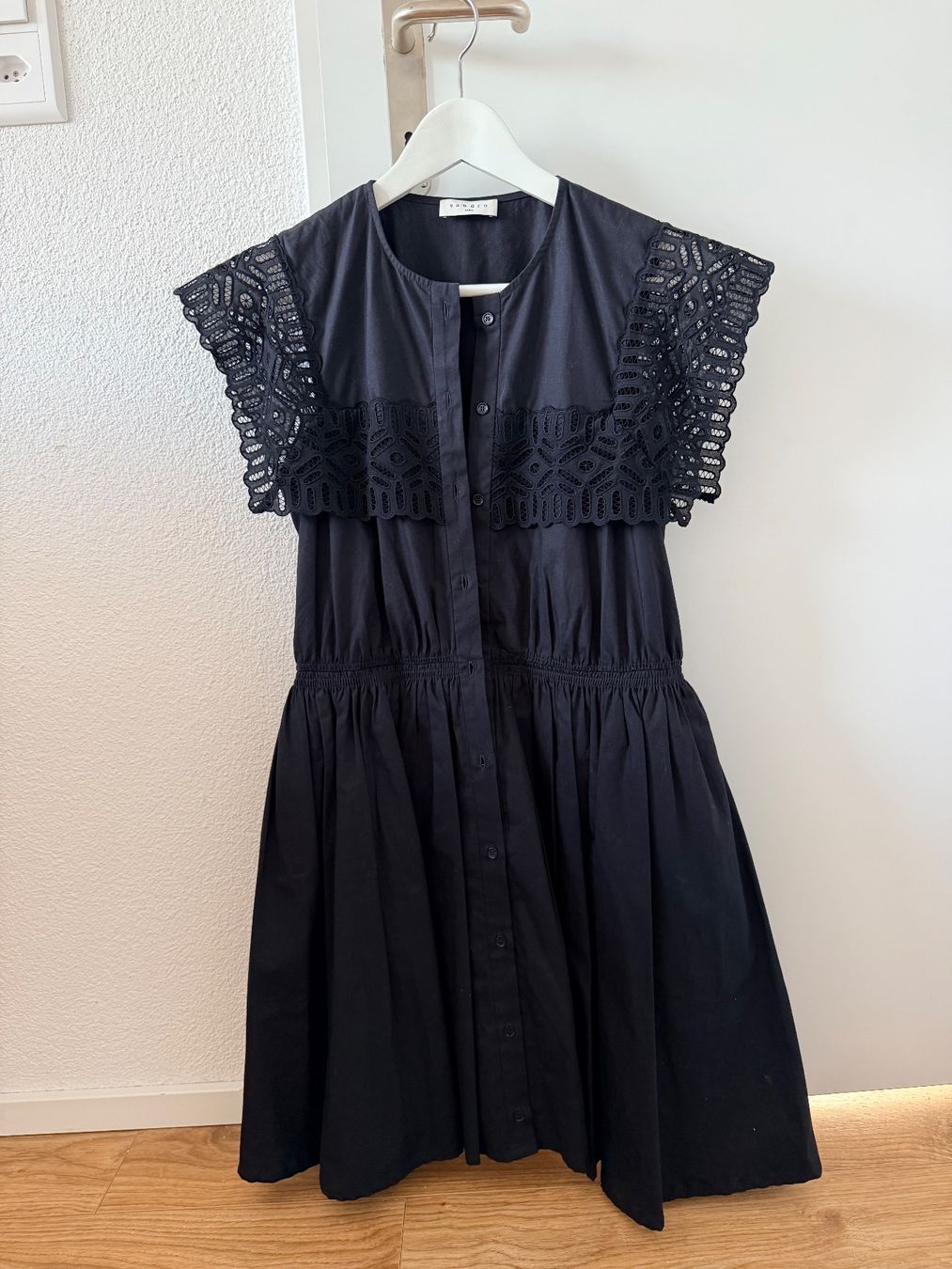 Sandro Vestiti: Sandro Paris Kleid schwarz Gr. 36 – Nuovo (secondo la descrizione) da Egg b. Zürich venduto da sanaxenia