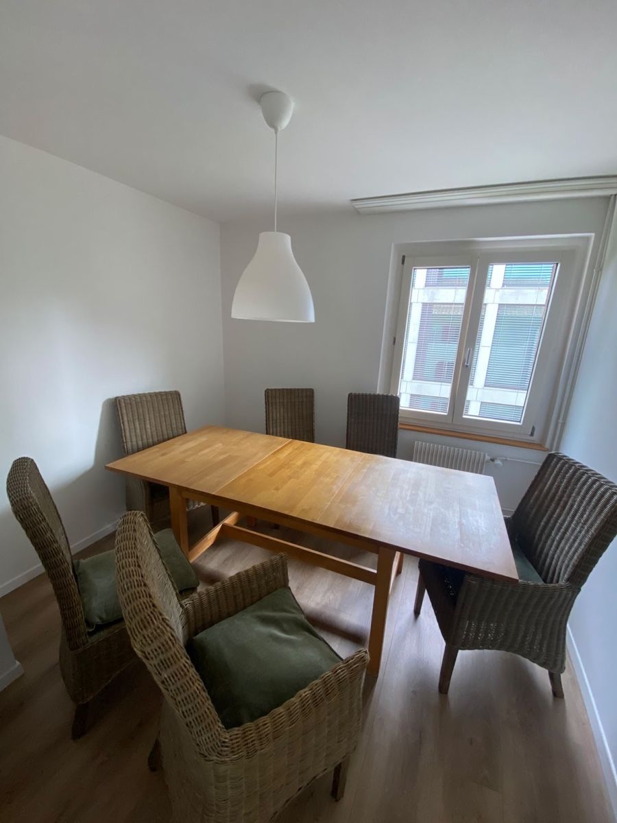 Set di tavolo e panche: Tisch mit Esszimmerstühlen – Usato da St. Gallen venduto da larinabaumann 1