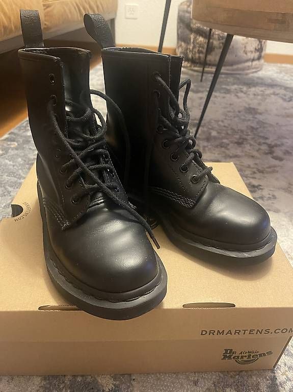 Herrenschuhe: Dr. Martens black Edition NEU Gr. 37 NP 200.- – Gebraucht aus Cham von bree88 1