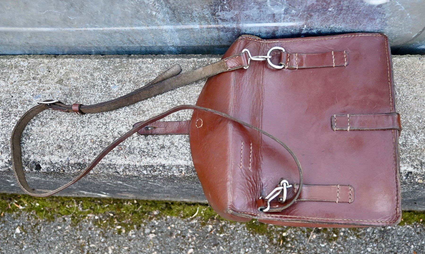 Schweizer Armee Taschen: Leder KARTENTASCHE der Schweizer ARMEE – Gebraucht aus Pfaffhausen von mono_rec 2