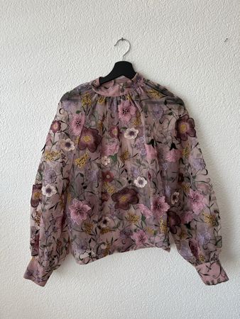 Bluse von &other Stories mit 3D Blumen