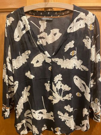 Nile Bluse Gr. XS mit Blattmuster (passt bis Gr. 38)