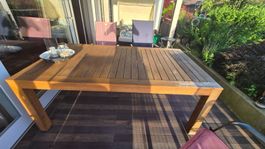 Massiver Holztisch für Garten oder Balkon