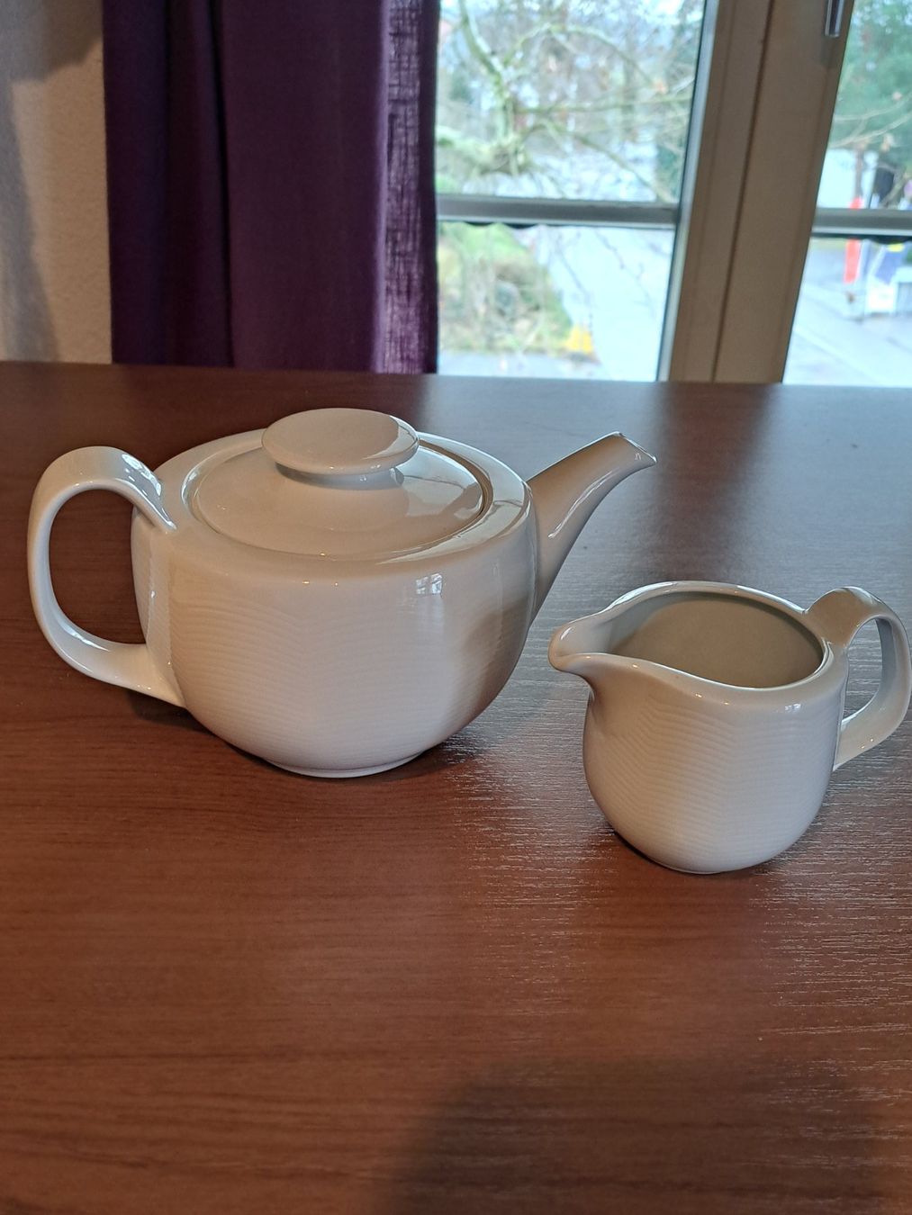 Set di piatti: Weisses Tee Set Teekanne, Milchkännchen – Usato da Rafz venduto da MuriFinn