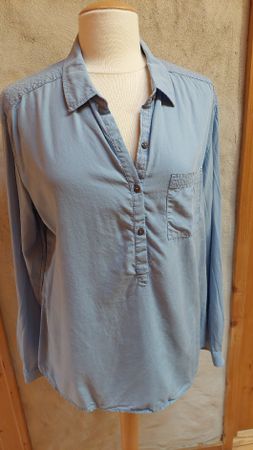 Chemisier bleu clair. Taille 44