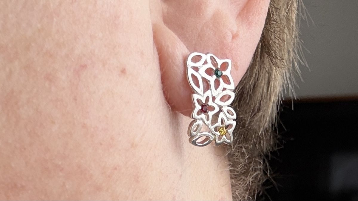 Orecchini pendenti & Orecchini a lobo: Silberohrstecker mit Blümchen und Zirkonia – Nuovo e nell'imballaggio originale da Ebikon venduto da elischka