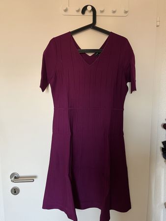 Elegantes CARLISLE Kleid Gr. M Aubergine