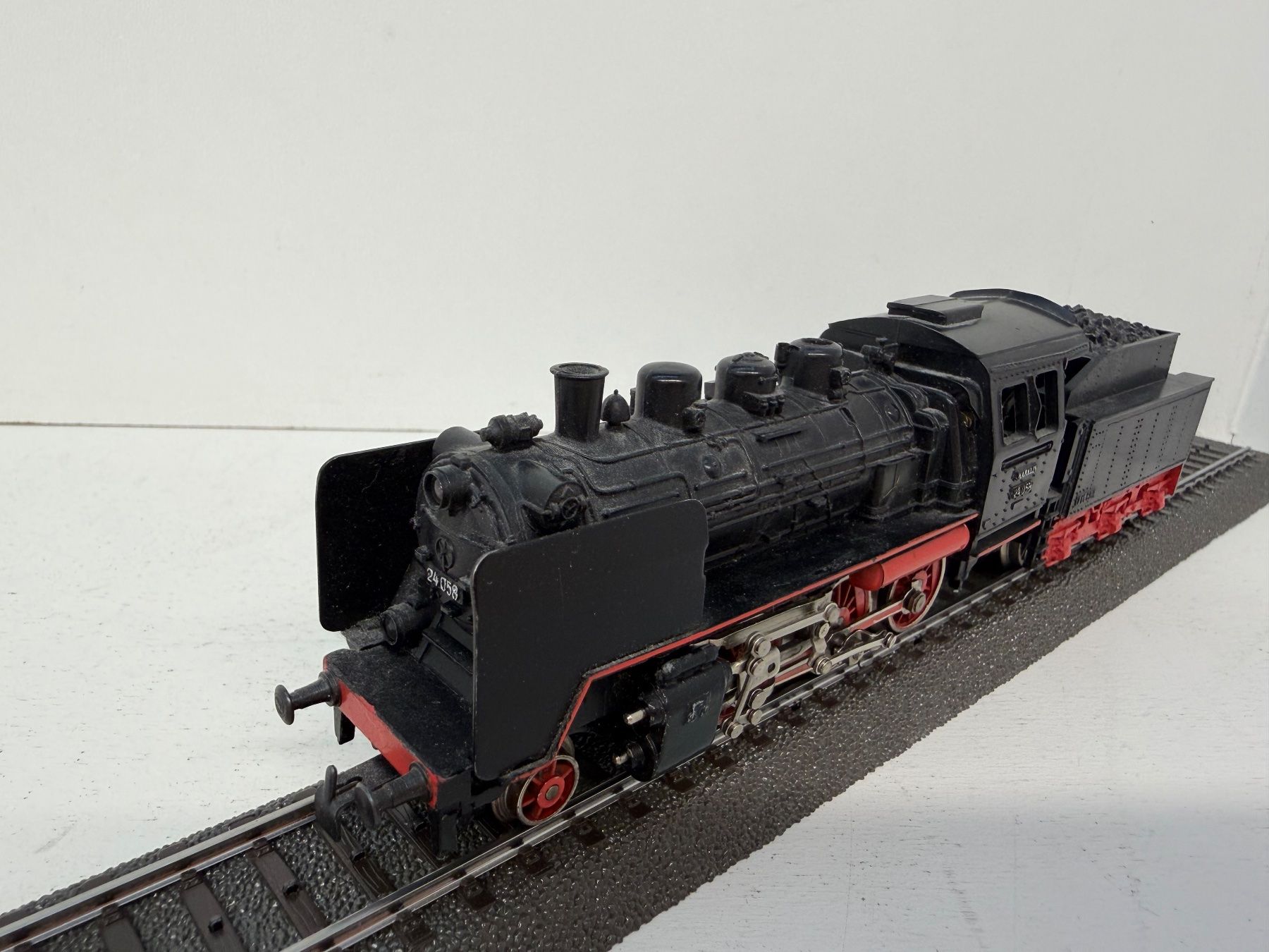 Märklin Modellini di ferrovie: Märklin 3003 Dampflokomotive DB BR 24 – Usato da Büsserach venduto da ModellbahnDepot 4