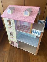 Puppenhaus aus Holz mit Möbeln, bespielt