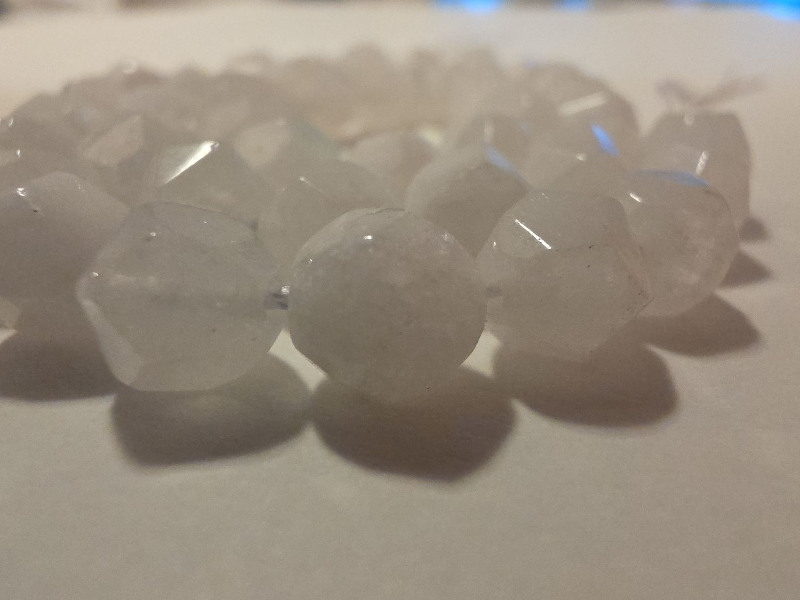 Minerali & Pietre curative: Jaspis weiss facettiert. 8mm. Strang – Nuovo e nell'imballaggio originale da Menziken venduto da Mirager 3