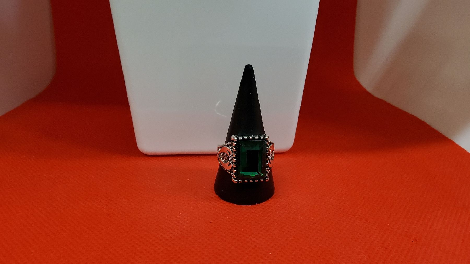 Bagues: Schöner ring Gr. 58 mit grünem Stein – Neuf (Voir description) à Herisau par Nluanalucas