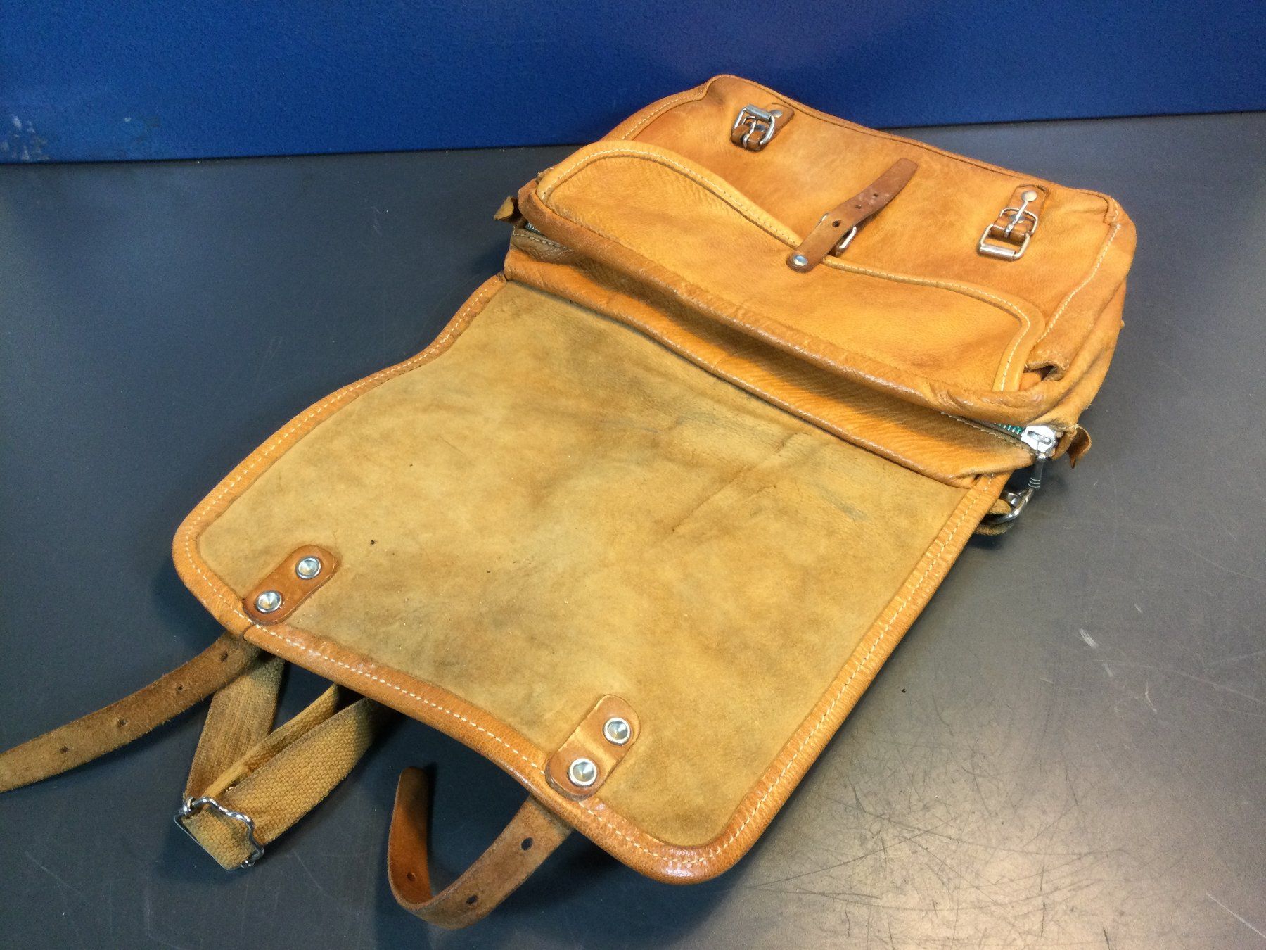 Schilder: Gebrauchte Vintage Ledertasche Umhängetasche – Gebraucht aus Wangen SZ von kuriosum12 3