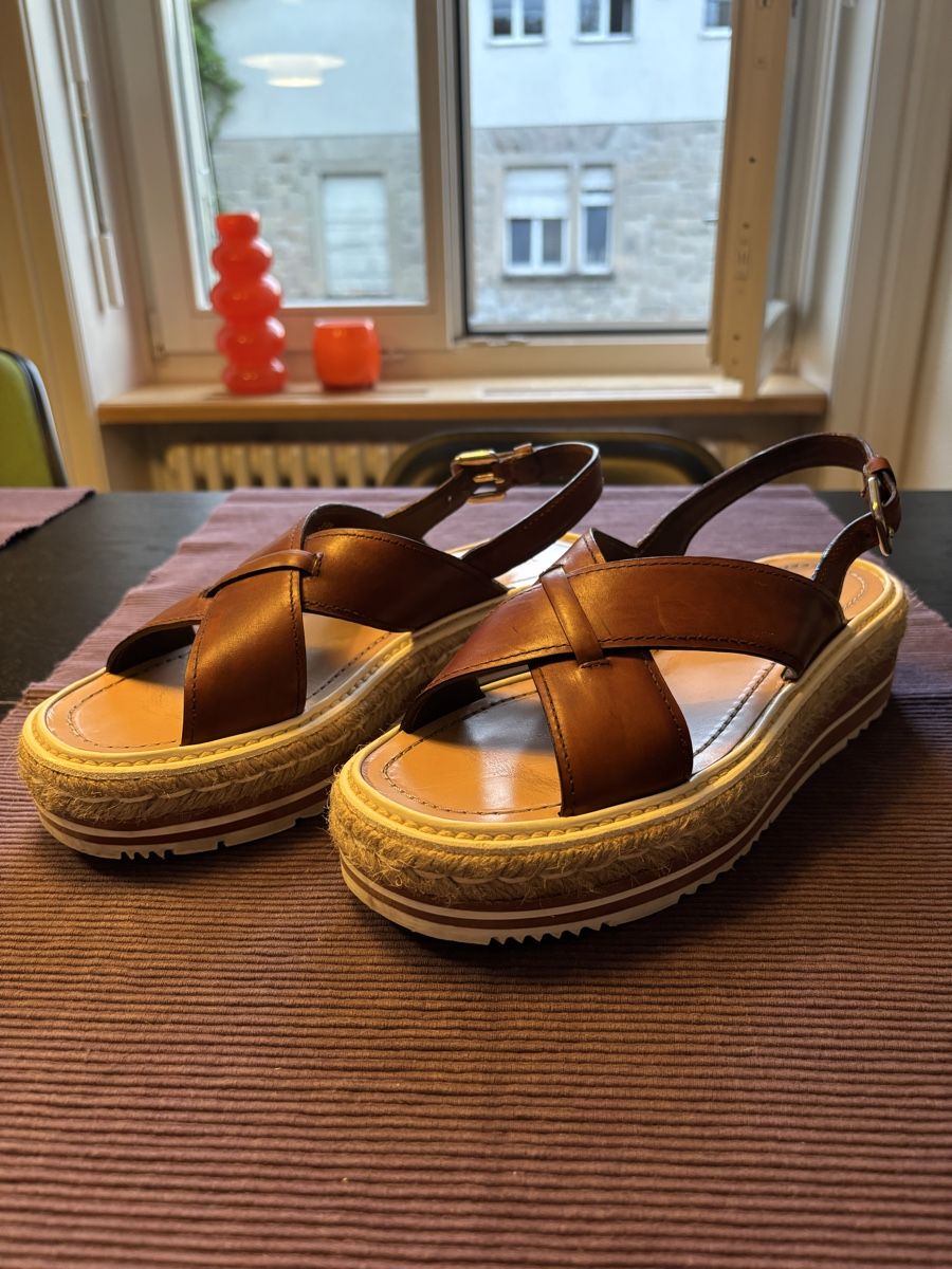Prada Chaussures femmes: PRADA Sandalen – D'occasion à Zürich par Lynnlouise
