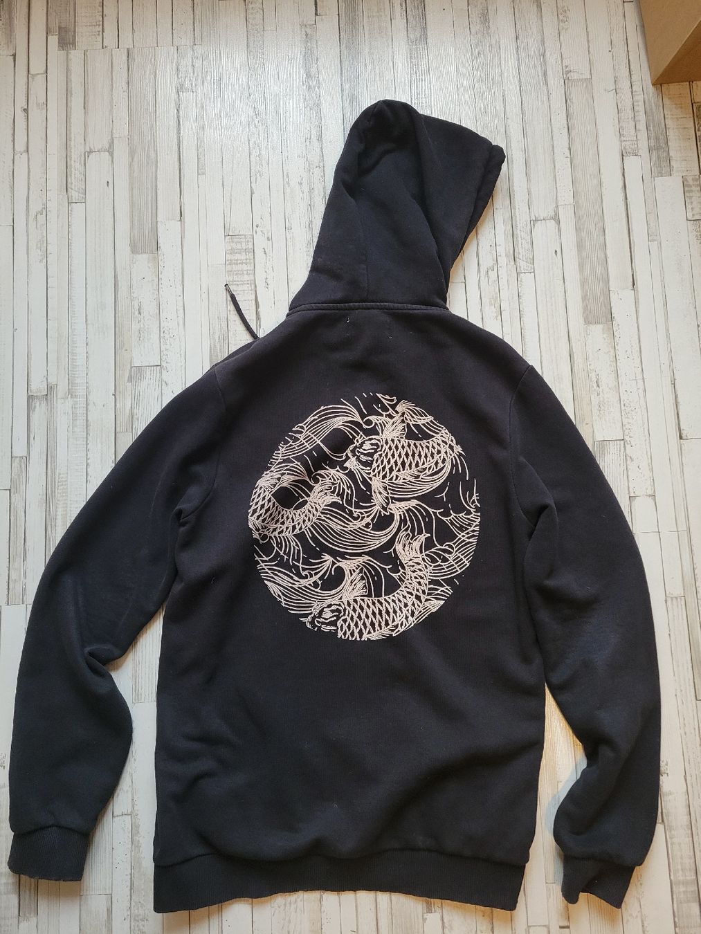 Maglioni & Felpe: Pull à capuche noir avec motif carpe koi – Usato da Delémont venduto da Osamuwuu 1