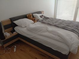 Grosser Bett inkl. integrierten Nachttischen