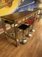 Table haute avec 6 tabourets de bar réglables