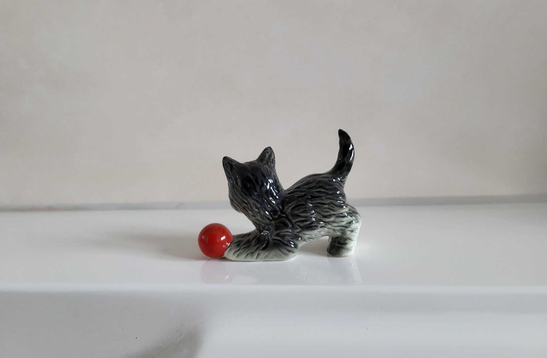Statuette: Goebel Kätzchen mit Ball.   H5,5/L7cm – Usato da Turgi venduto da rut_p556 2