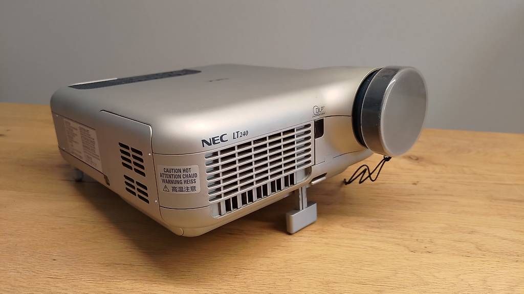 Nec Vidéoprojecteurs: Beamer NEC LT 240 – D'occasion à Basel par langga9
