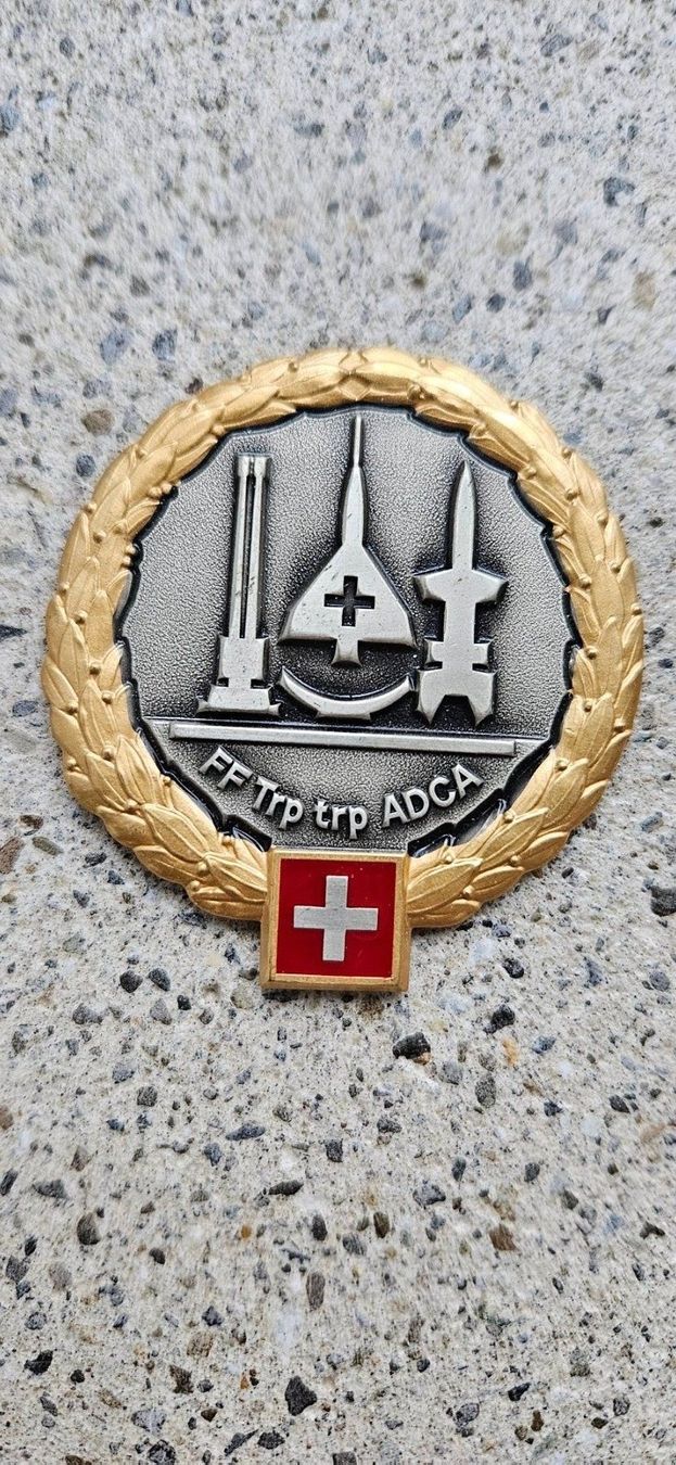 Schweizer Armee Placchette & Badge: *** Beretemblem Gold Offizier Schweizer Armee *** – Nuovo e nell'imballaggio originale da Riedholz venduto da fr_sIruP