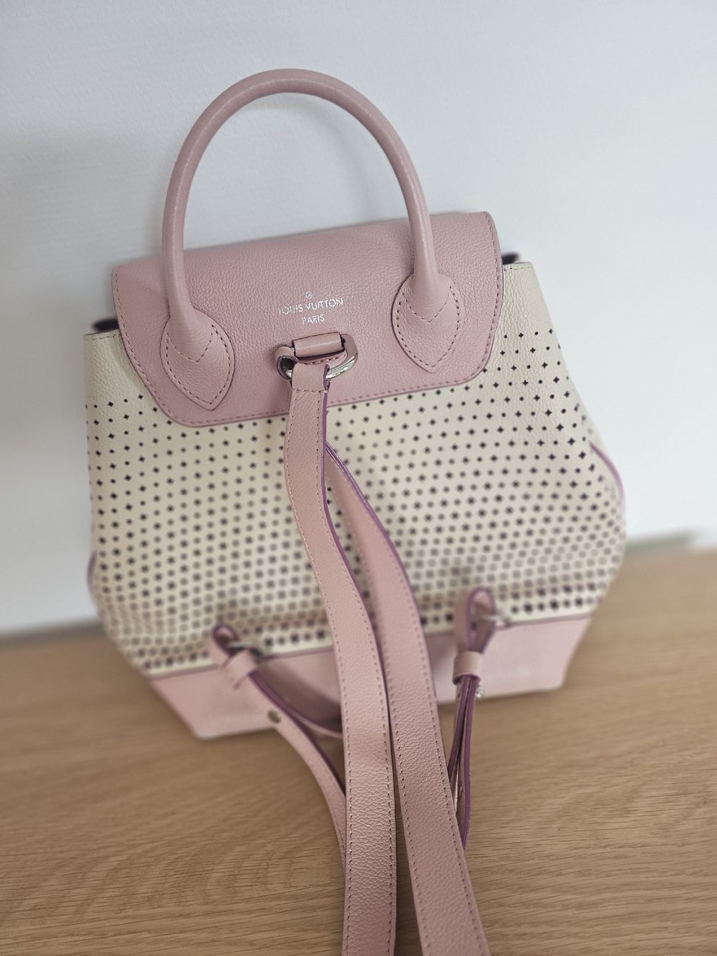 Louis Vuitton Zaini: Louis Vuitton Lockme Perfo Rucksack M54577 rosa Original – Usato da Fällanden venduto da Fairamay 1